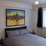 Modern 1 Bedroom In Shadwell With Balcony